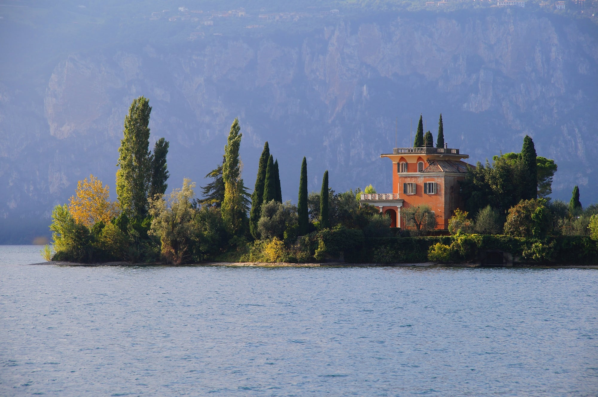L’isola con la villa sulle rive del Lago di Garda, vista da Torri del Benaco